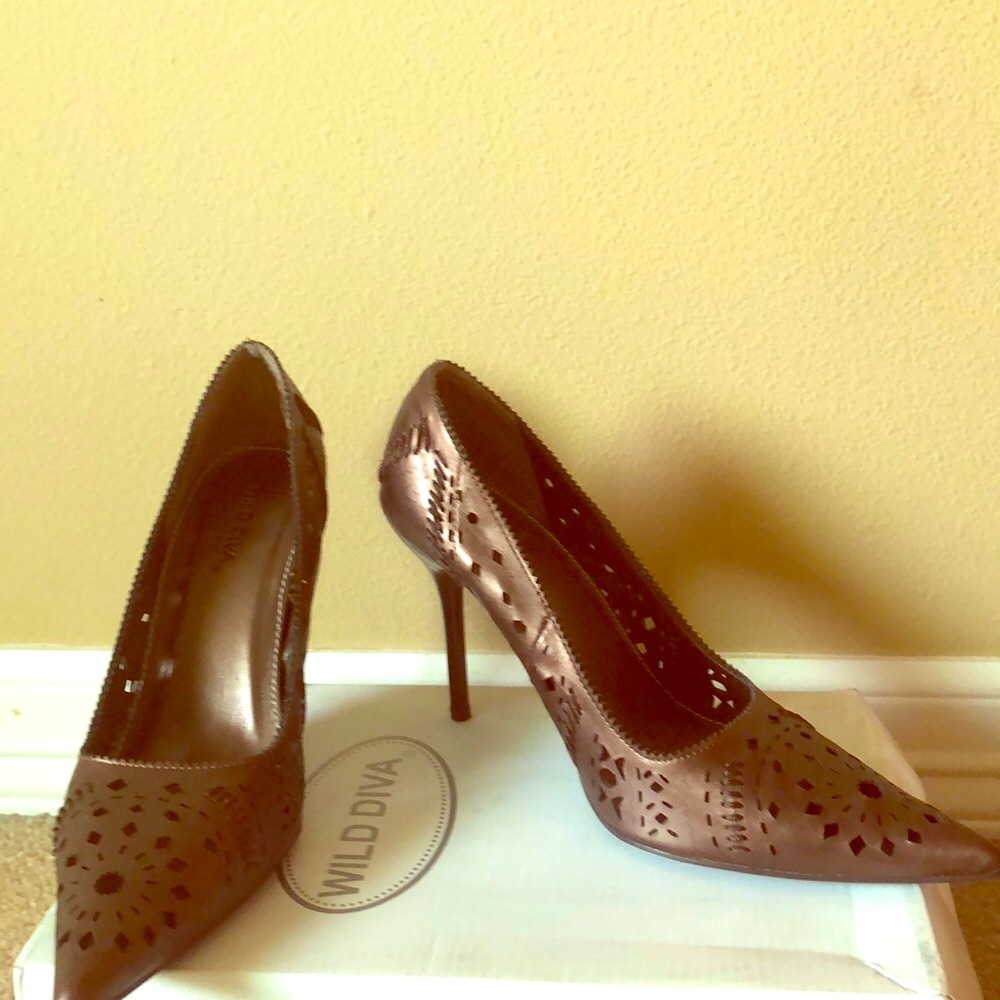 New Wild Diva bronze lazer cut pump  size 8.5